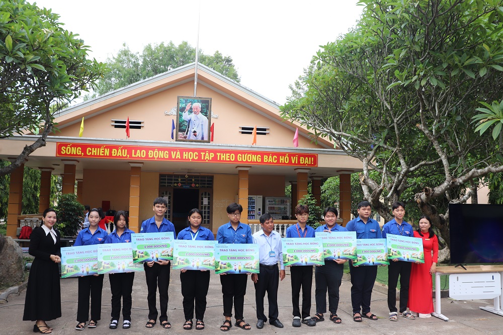 Công ty TNHH MTV Thanh Vương Phát trao 42 suất học bổng cho học sinh có thành tích học tập tốt năm học 2024-2025